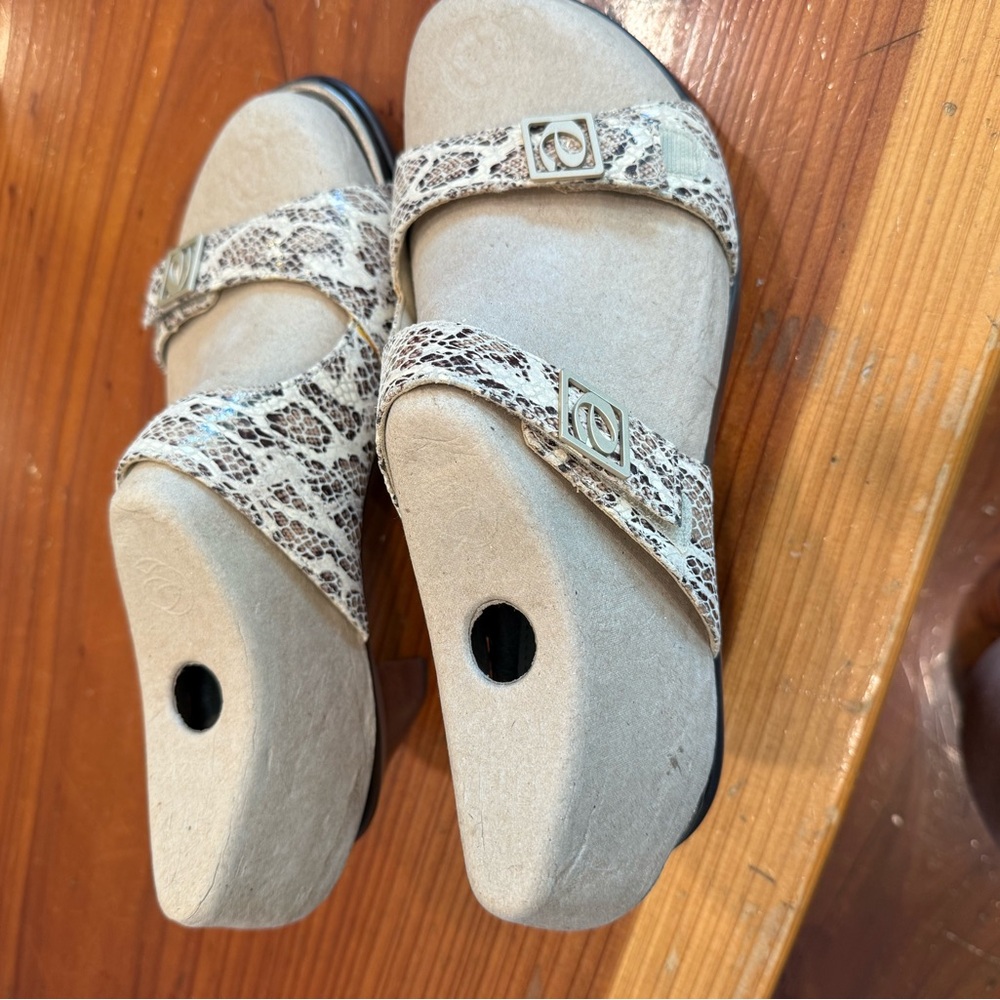 Aravon Beige Snake Print Sandals SZ 11